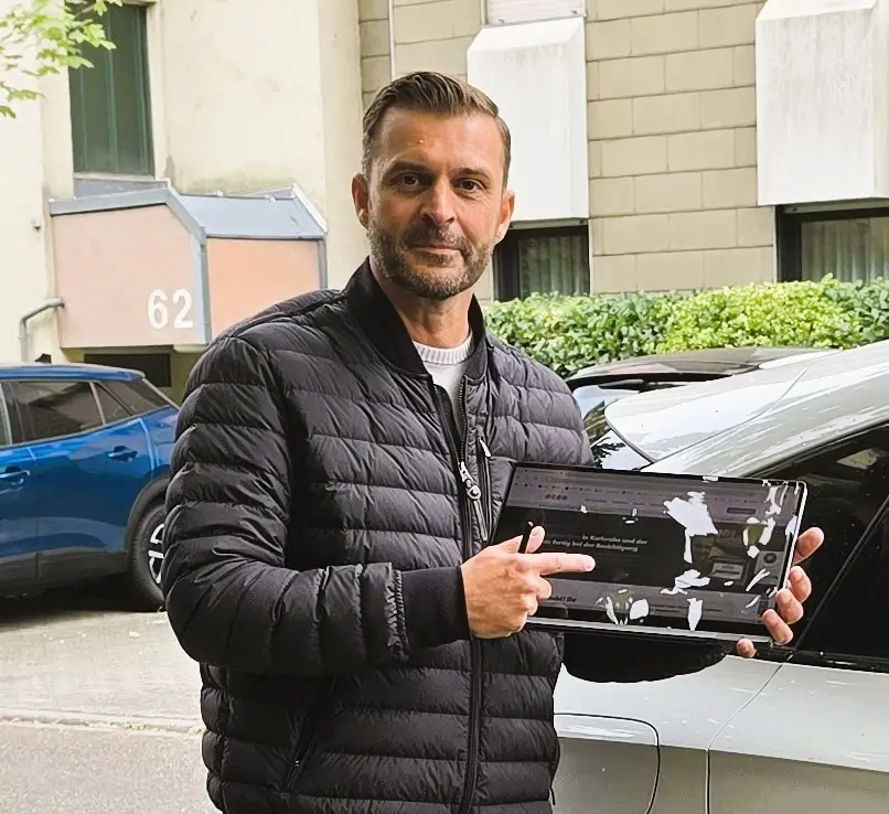 Kfz-Sachverständiger von BESA übergibt das fertige Sofortgutachten am Unfallfahrzeug